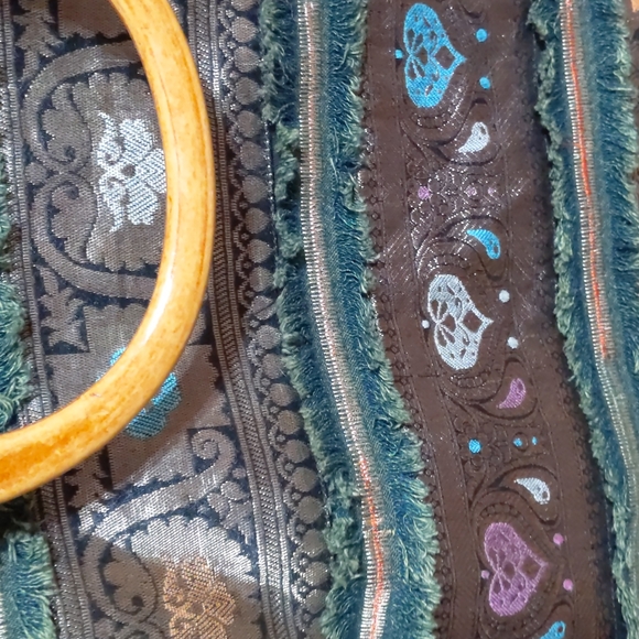 Wooden handle ornate tapestry handbag - Picture 3 of 3